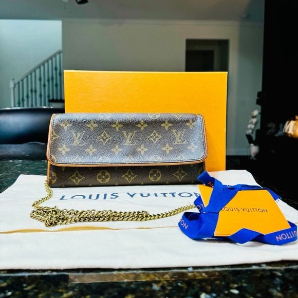 Authentic Louis Vuitton Twin GM Pochette Brown Monogram CA0070 - Picture 2 of 13